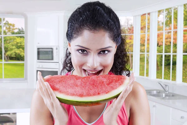 Vrouw eten watermeloen op herfst achtergrond — Stockfoto