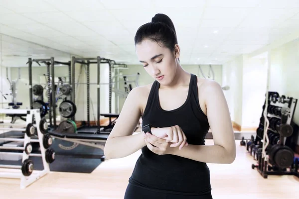 Kvinnan använder smart Watch-klocka på gym — Stockfoto