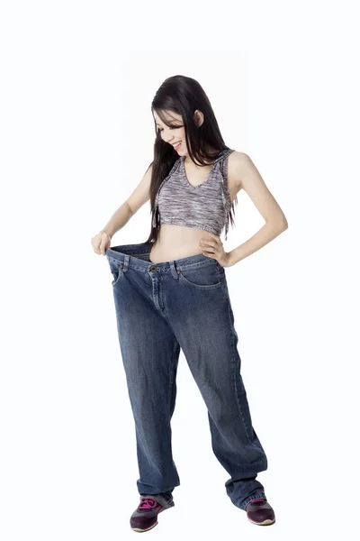 Giovane donna indossa grandi jeans — Foto Stock