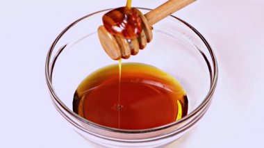  Bir kase içine damlayan bal