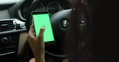  Sürüş sırasında cep telefonu kadın kullanır