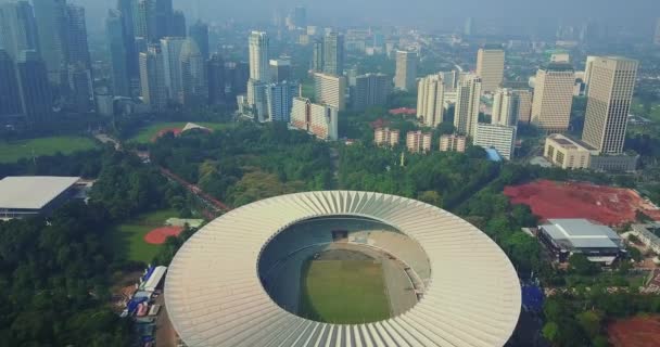 Futbol Stadyumu ve gökdelenler havadan görünümü — Stok video