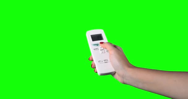 Hand houdt airconditioner op afstand bedienen — Stockvideo