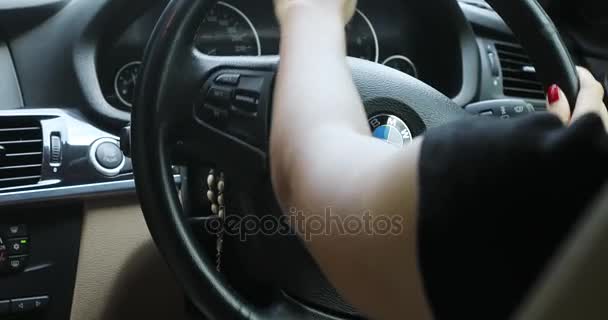 Femme conduisant une voiture — Video