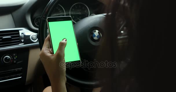 Nő használ mobiltelefont vezetés közben — Stock videók