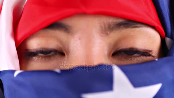 Mulher usa lenço de cabeça da bandeira americana — Vídeo de Stock