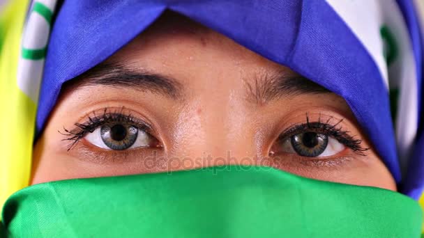 Žena nosí šátek brazilské vlajky — Stock video