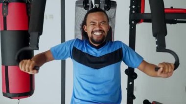  Afro adam egzersiz jimnastik salonu makine ile