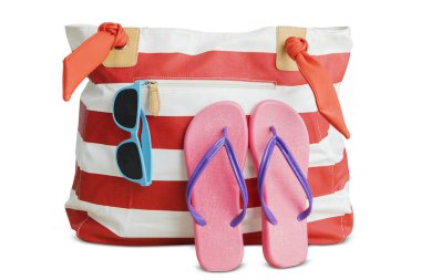 Sandalet ve güneş gözlüğü ile plaj çantası 