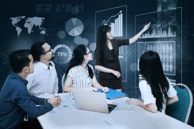 Mali istatistikleri açıklayan iş kadını