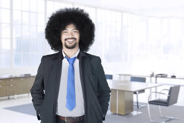 Afro-Geschäftsmann im Amt — Stockfoto