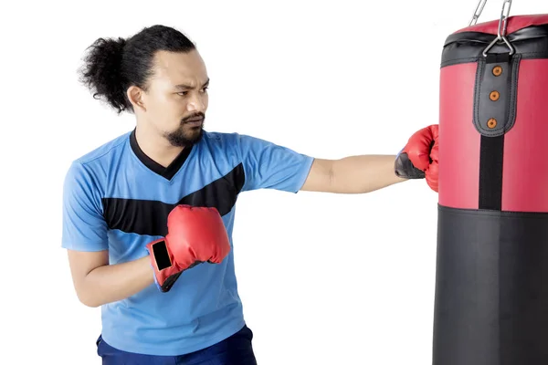 Afro hombre ejercicios de boxeo — Foto de Stock