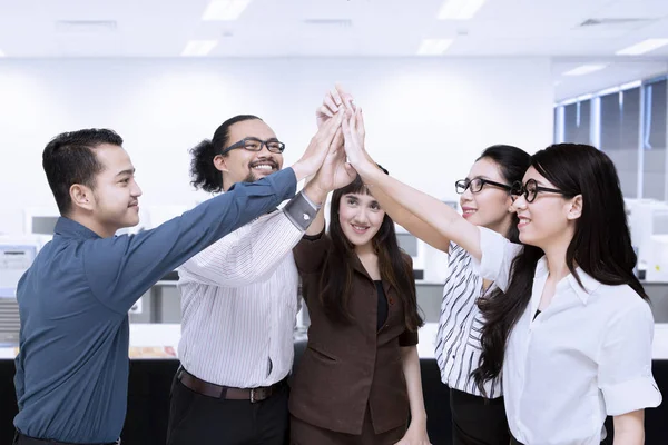 Ondernemers maken hoge vijf gebaar — Stockfoto