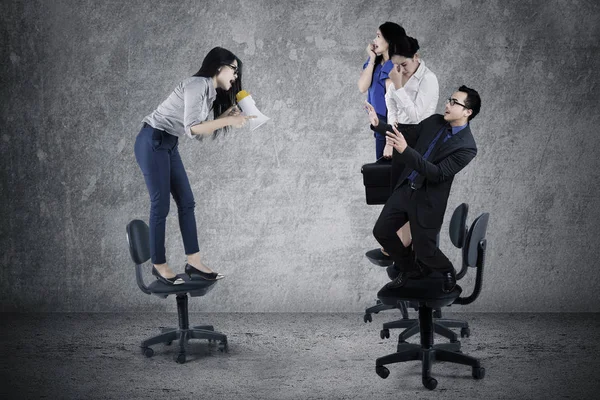 Geschäftsfrau schreit nach Teamwork — Stockfoto