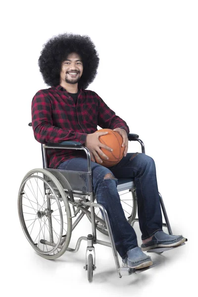 Hombre discapacitado con baloncesto en el estudio —  Fotos de Stock