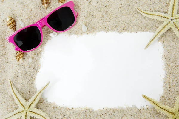 Moldura vazia com areia e óculos de sol — Fotografia de Stock