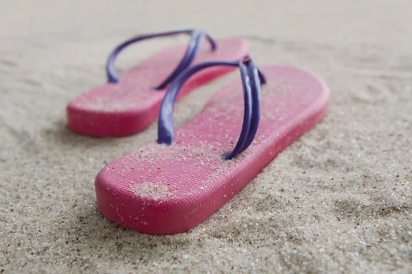 Flip flops på sand — Stockfoto