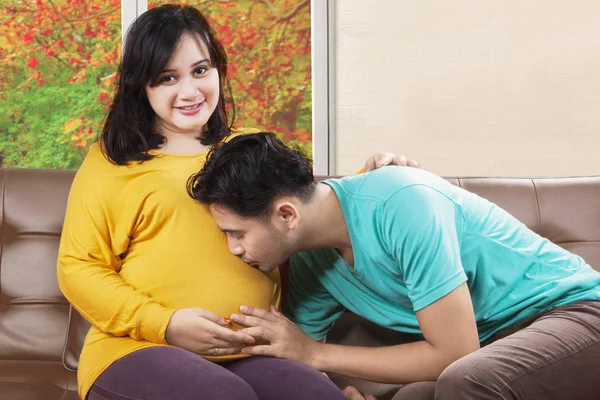 Happy father kissing pregnant belly — Stock Photo, Image