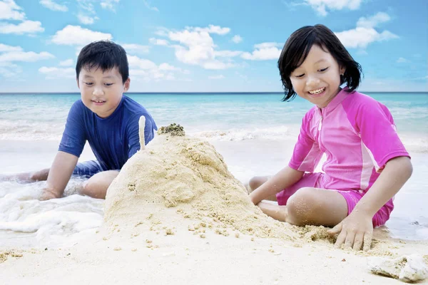 Barn som leker tillsammans på stranden — Stockfoto