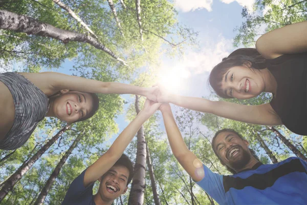 Amigos multirraciales haciendo cinco altos al aire libre — Foto de Stock