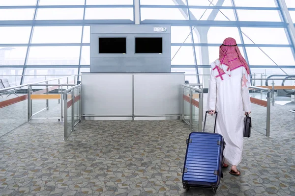 Müslüman işadamı havaalanında yürür — Stok fotoğraf