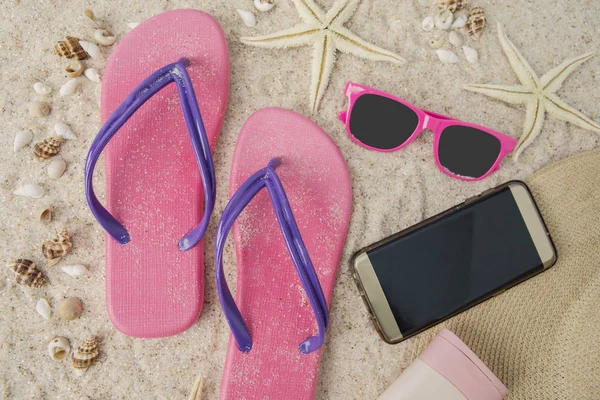 Smartphone e articoli da spiaggia sulla sabbia — Foto Stock