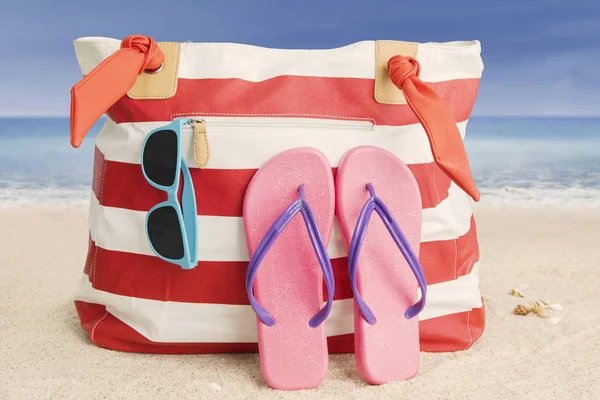 Kvinna väska med sandal och solglasögon — Stockfoto