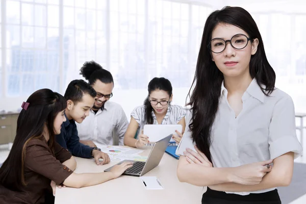 Jeune femme d'affaires et son équipe — Photo