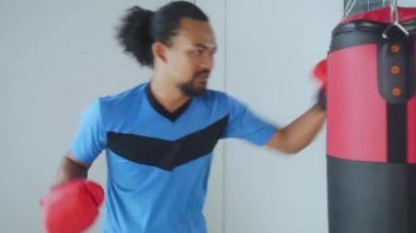   Boks egzersiz yapan Afro erkek