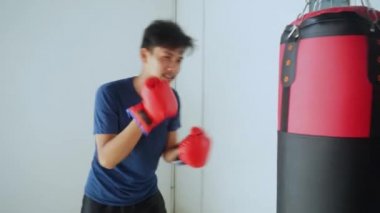  Genç adam boks egzersiz yaparak