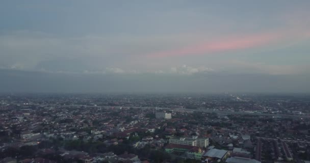 Vue de dessus de la ville de Jakarta au crépuscule — Video