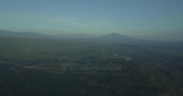 Valle de la montaña con bosque y río — Vídeo de stock