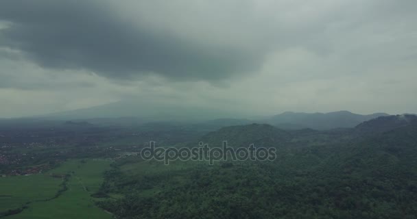 Valle de la montaña y cielo nublado — Vídeo de stock