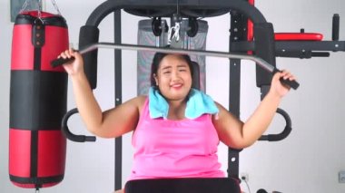 Şişman kadın fitness egzersiz yapıyor