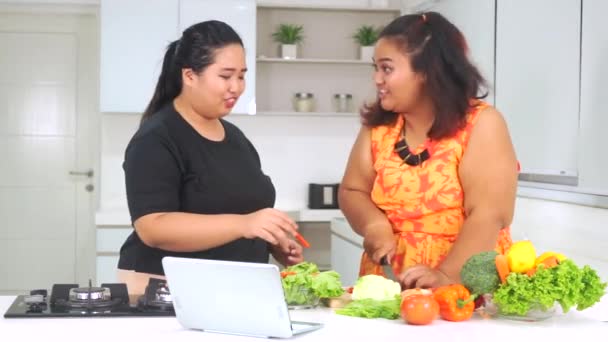 Alegres mujeres gordas haciendo ensalada — Vídeo de stock