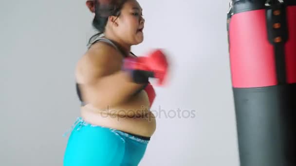 Mulher com excesso de peso fazendo treino de boxe — Vídeo de Stock
