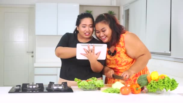 Ženy používají tabletu a dělat salát — Stock video