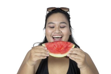 Şişman kadın taze karpuz yeme 