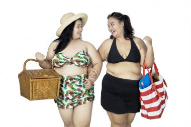 Şişman kadın piknik sepeti taşıyan 