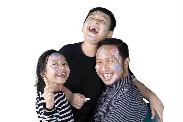 Asiatisk familj spelar med kritor på studio — Stockfoto