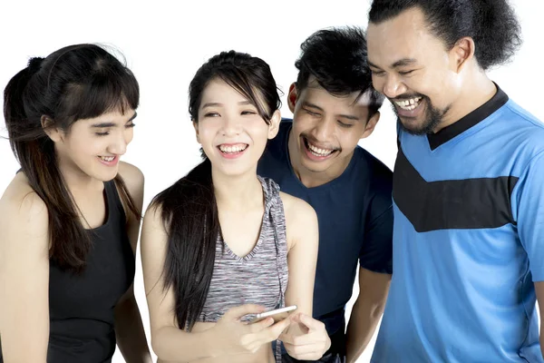 Азиатка со смартфоном и ее друзьями — стоковое фото