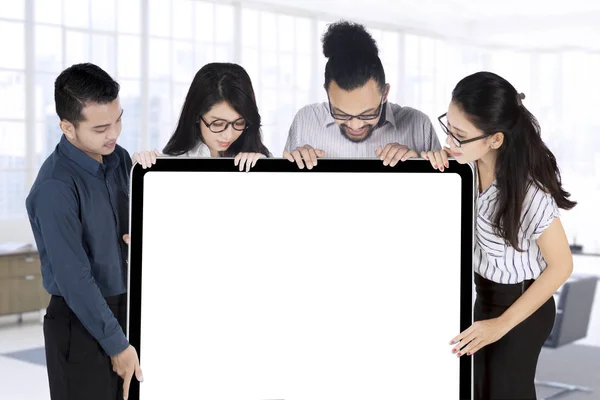 Business team holds empty signboard — Stock Photo, Image