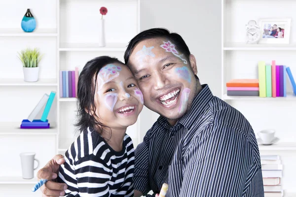 Aranyos lány és az apja az otthoni szórakozás — Stock Fotó