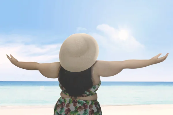 Donna grassa rilassante sulla spiaggia — Foto Stock