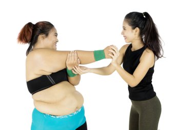 Eğitmen yardımcı şişman kadın egzersiz 