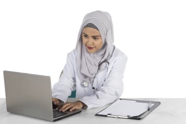 Müslüman doktor laptop ile çalışma