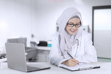 Müslüman doktor tıbbi rapor yazıyor