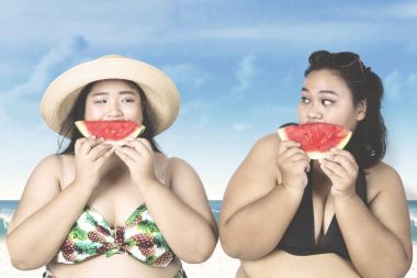 Obez kadınların karpuz yeme