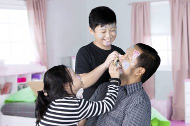 İki çocuk babaları ile oyun