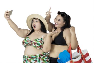 İki kadın selfie fotoğraf çekme 